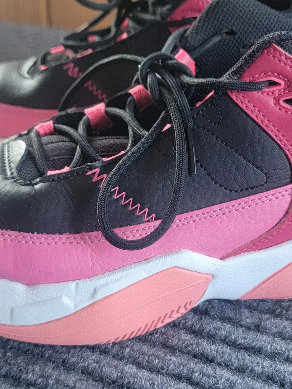 Nike Air Jordan Max Aura 3 Girls Size 6.5Y Black Pink Basketball Shoes Sneakers